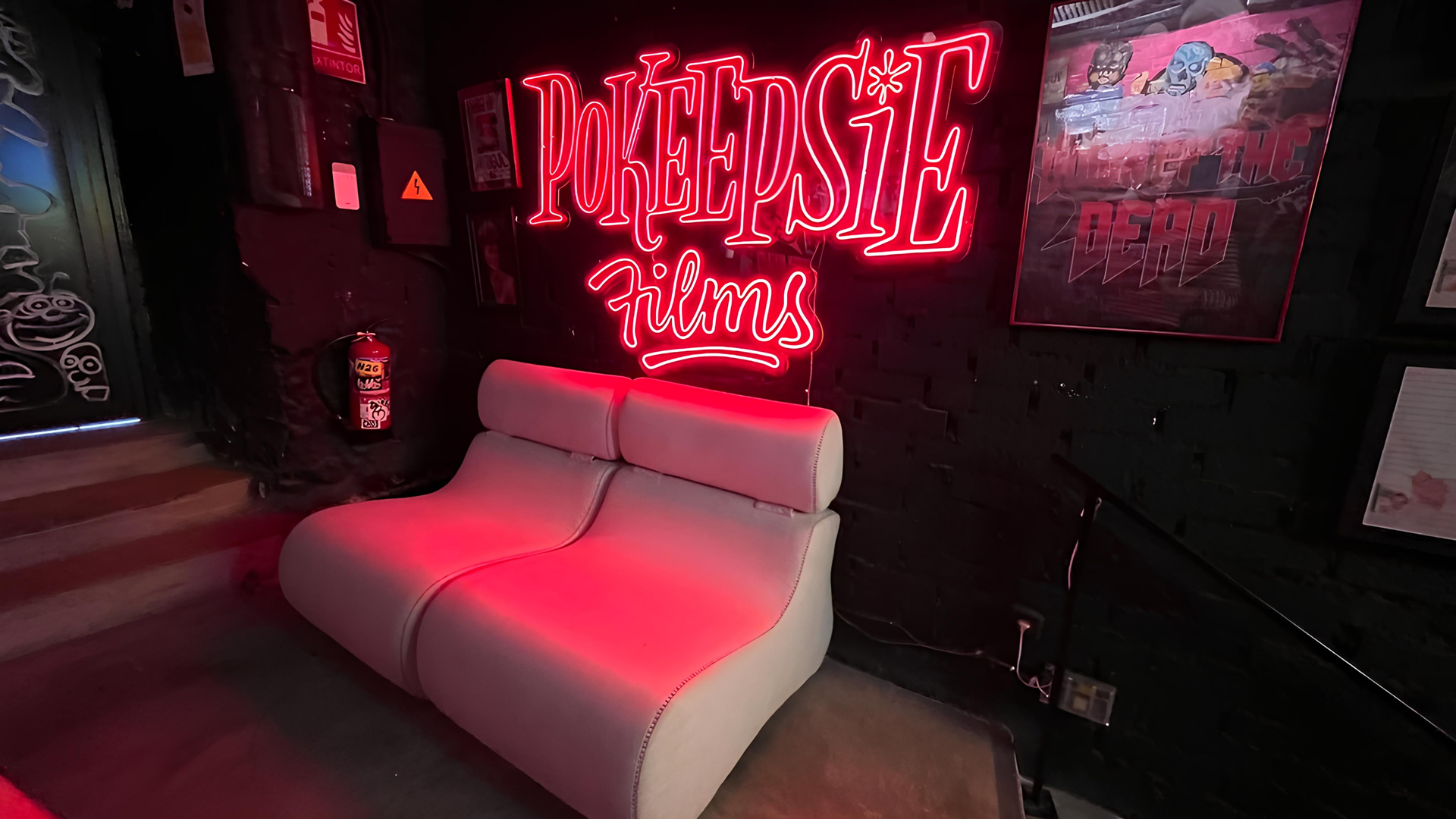 logo neon de Pokeepsie Films